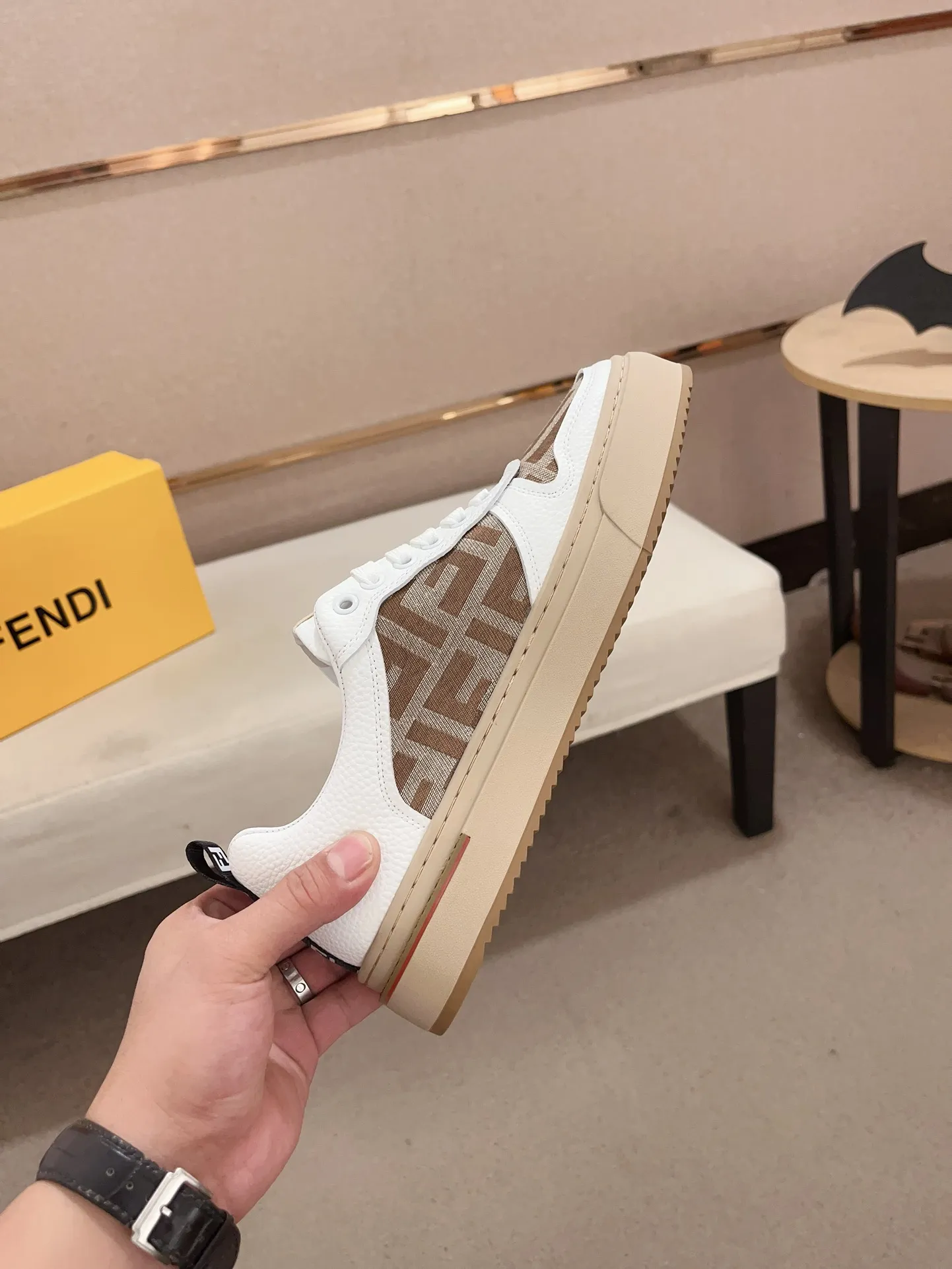Men's shoes💰: 400💰[Fendi] Fendi's latest casual shoes for men! Available at counters simultaneously! A one-to-one replica of the original. All imported official website one-to-one cowhide fabric. The interior is made of top-grade sheepskin, and the original factory-supplied rubber outsole is used. Leading new fashion concepts. Matching code: 38-44. (can be customized for 45 non-refundable)